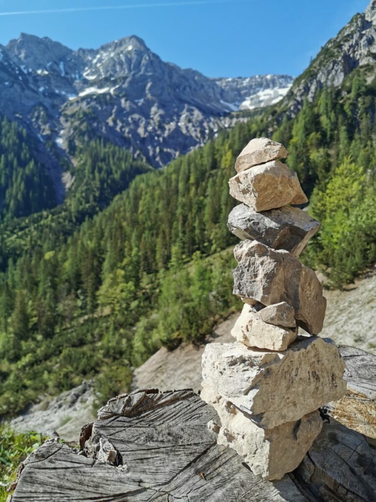 Auf die Plumsjochhütte wandern - mit Blick zum Karwendel