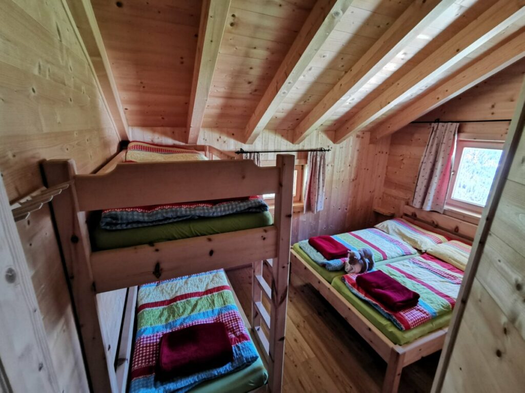 In diesen Zimmern kannst du auf der Plumsjochhütte übernachten