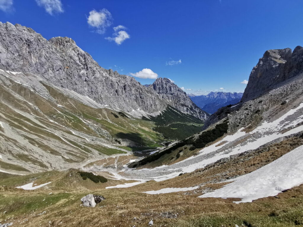 Ausblick am Scharnitzjoch ins Puittal, rechts im Bild die Gehrenspitze