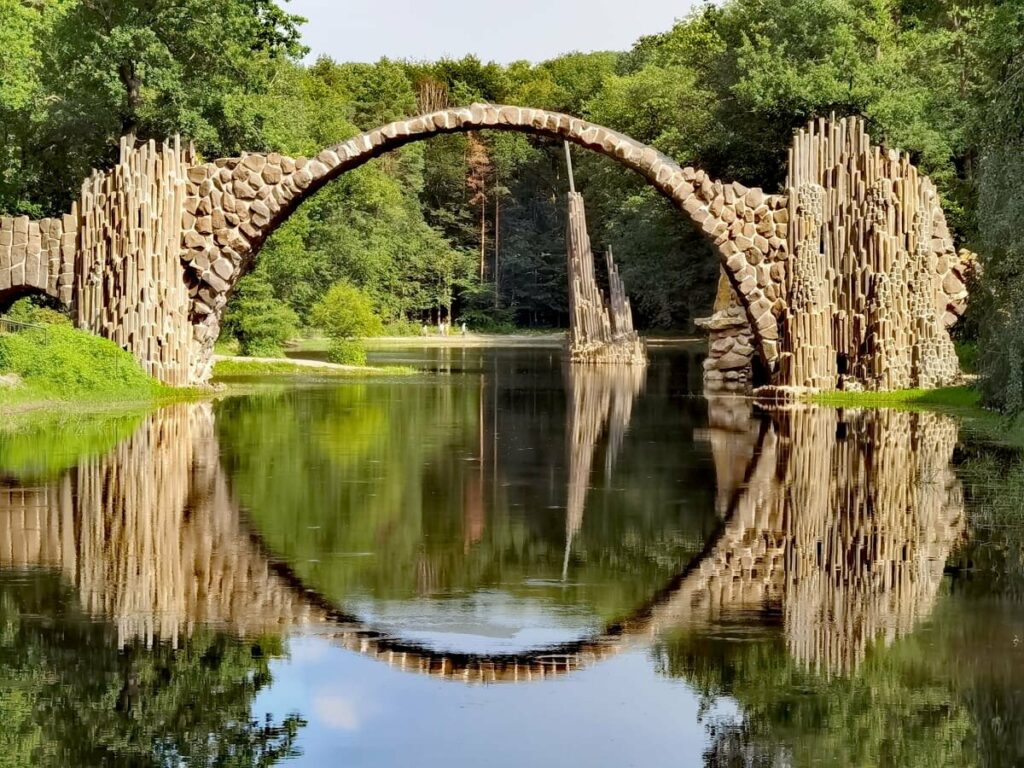 An der Rakotzbrücke oder Teufelsbrücke Kromlau - tauch ein in diese Märchenwelt!