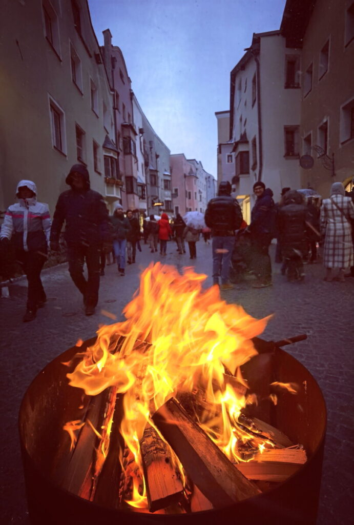 Feuer erleuchtet die Gassen auf dem Rattenberger Weihnachtsmarkt