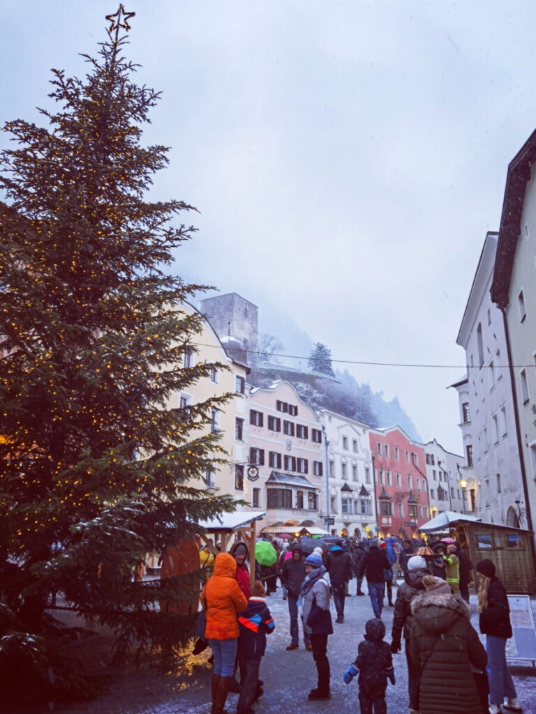 Rattenberg Weihnachtsmarkt mit viel Stimmung - mit der bunten Häuserfassade am Christbaum