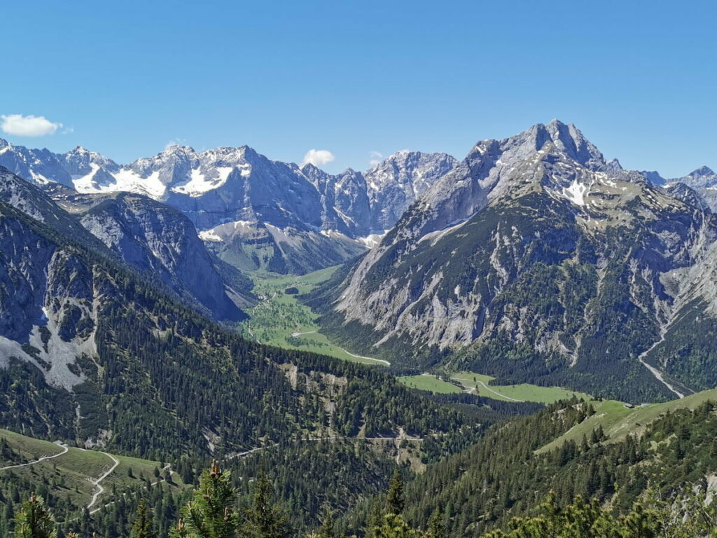 Das Risstal mit der Eng - ganz klein wirken die Bäume am Ahornboden