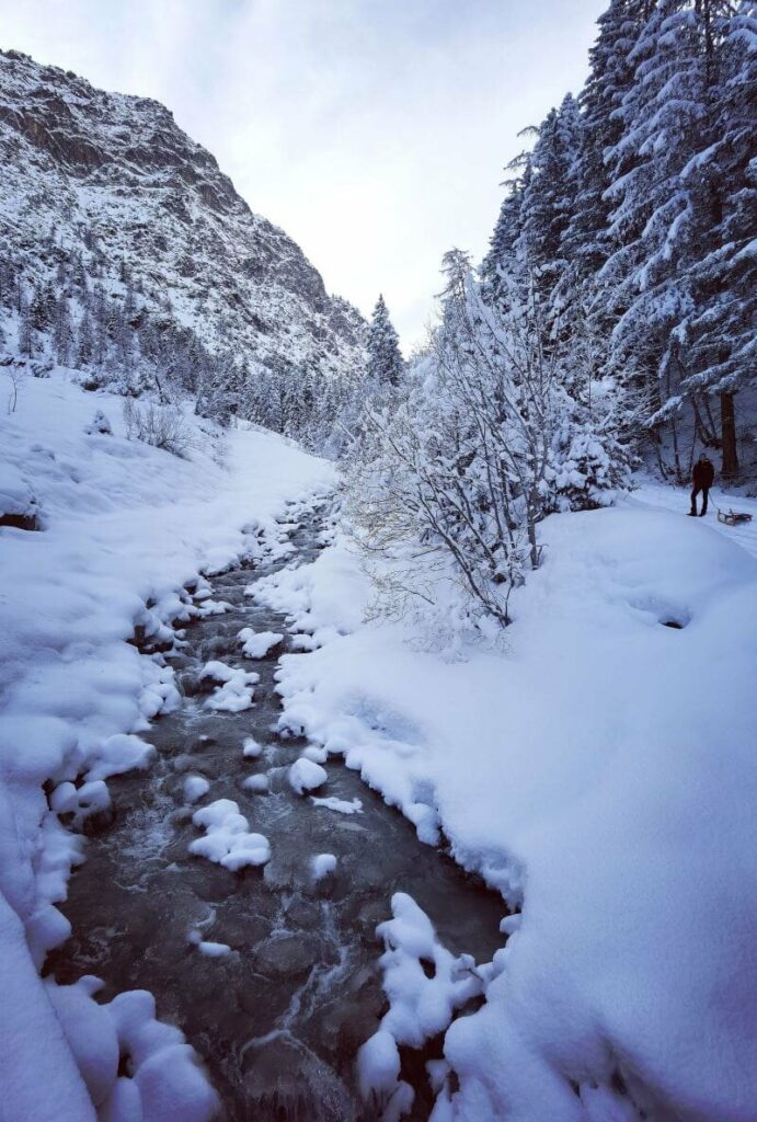 Durch das tief verschneite Halltal winterwandern