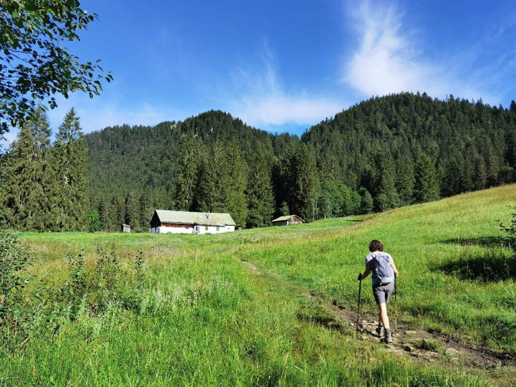 Die Röhrlmoosalm auf dem Wanderweg zur Tegernseer Hütte