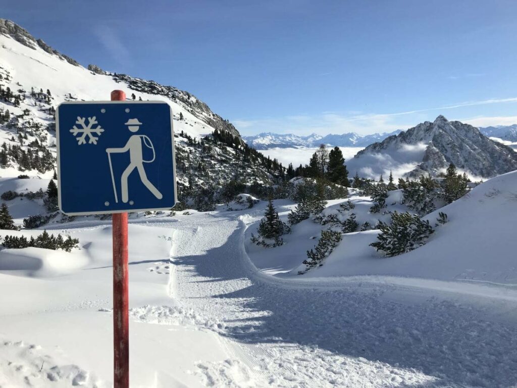 So schön ist das Rofan Wandern im Winter! Es wird eine Runde zum Winterwandern präpariert