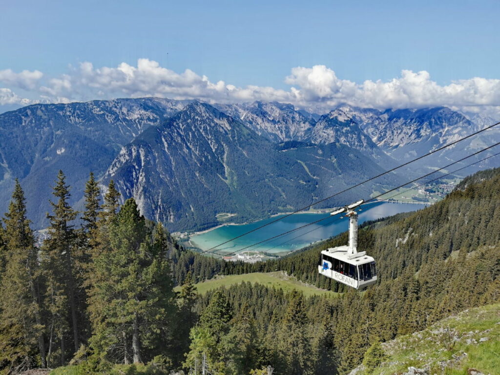 Ausblick von der Berggasthof Rofan Terrasse über Achensee und das Karwendel