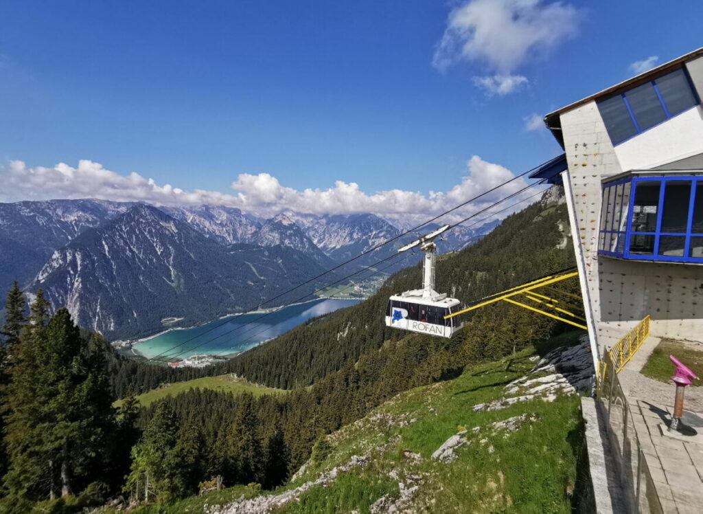 Das ist dein Ausblick oben - neben dem Berggasthof Rofan ist dieser Aussichtspunkt - samt Fernrohr