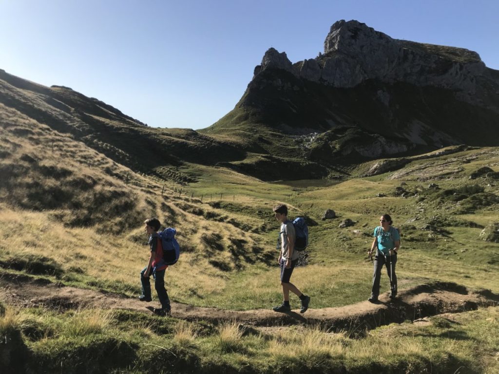 Oberhalb von der Rofanseilbahn geht der Wandersteig mit Karwendel-Panorama Richtung Rofanspitze