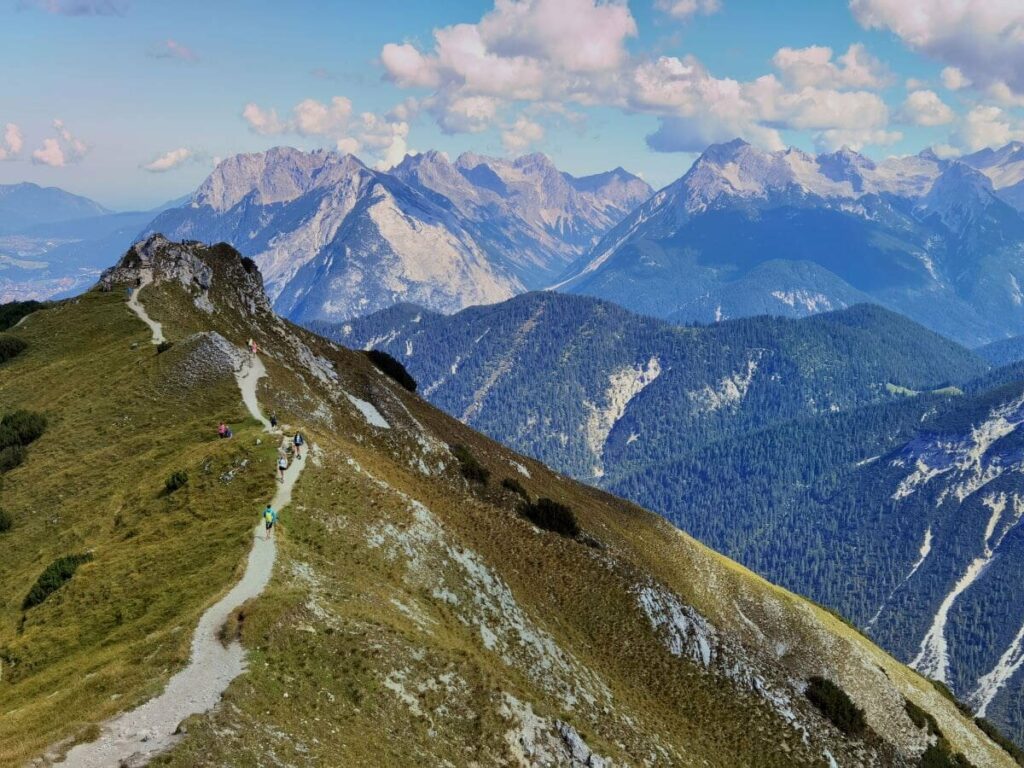 Rosshütte Seefeld - Ausblick bei der Seefelder Spitze auf das Karwendel, die Eppzirler Alm und die Zugspitze im Wettersteingebirge