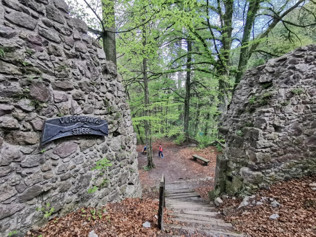 Ein Stück der Ringmauer auf der Rottenburg Tirol