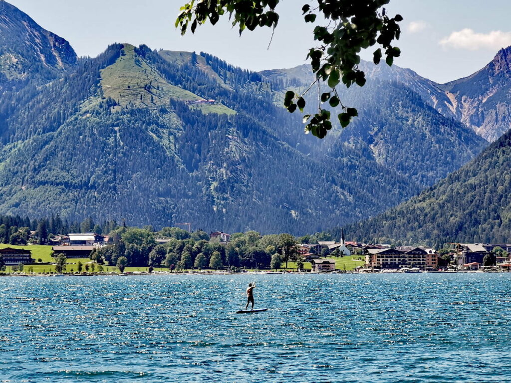 Entdecke den Achensee - beim Baden im kühlen Wasser oder SUP Achensee