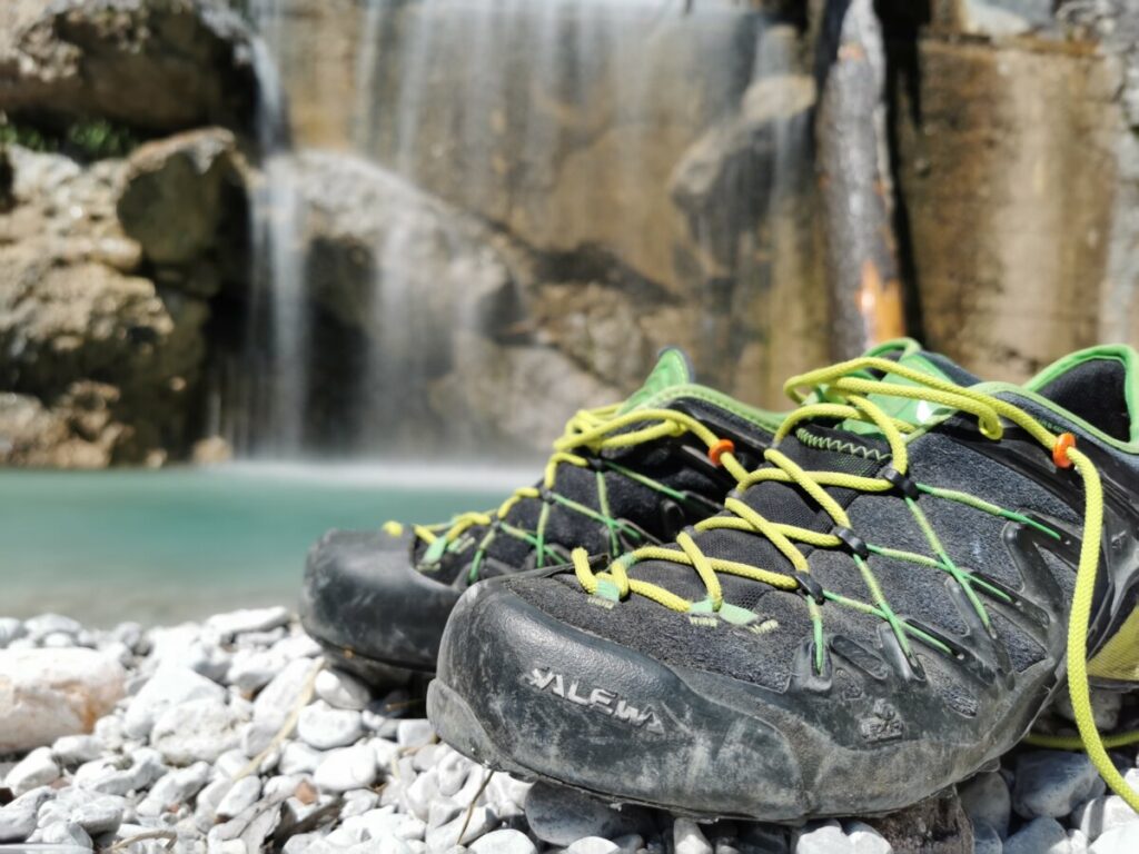 Denk an eine Wanderausrüstung zum Ahornboden wandern - zumindest gute Wanderschuhe solltest du dabei haben!