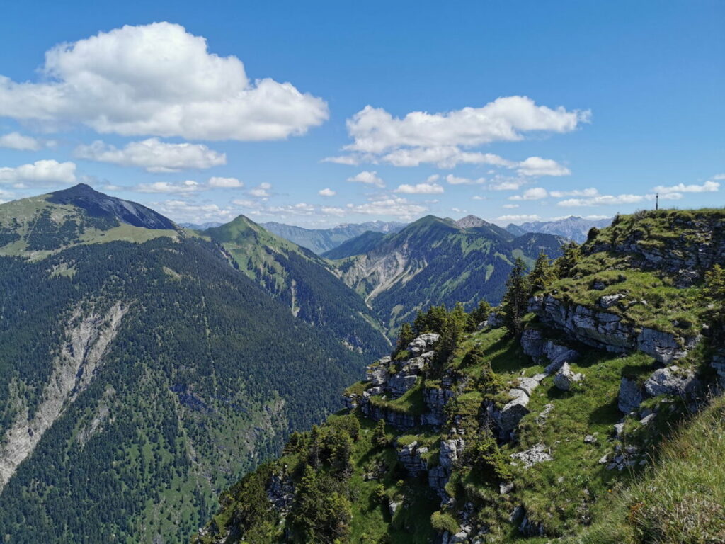 Scharfreuter wandern - links im Bild siehst du den bekannten Gipfel im Karwendel