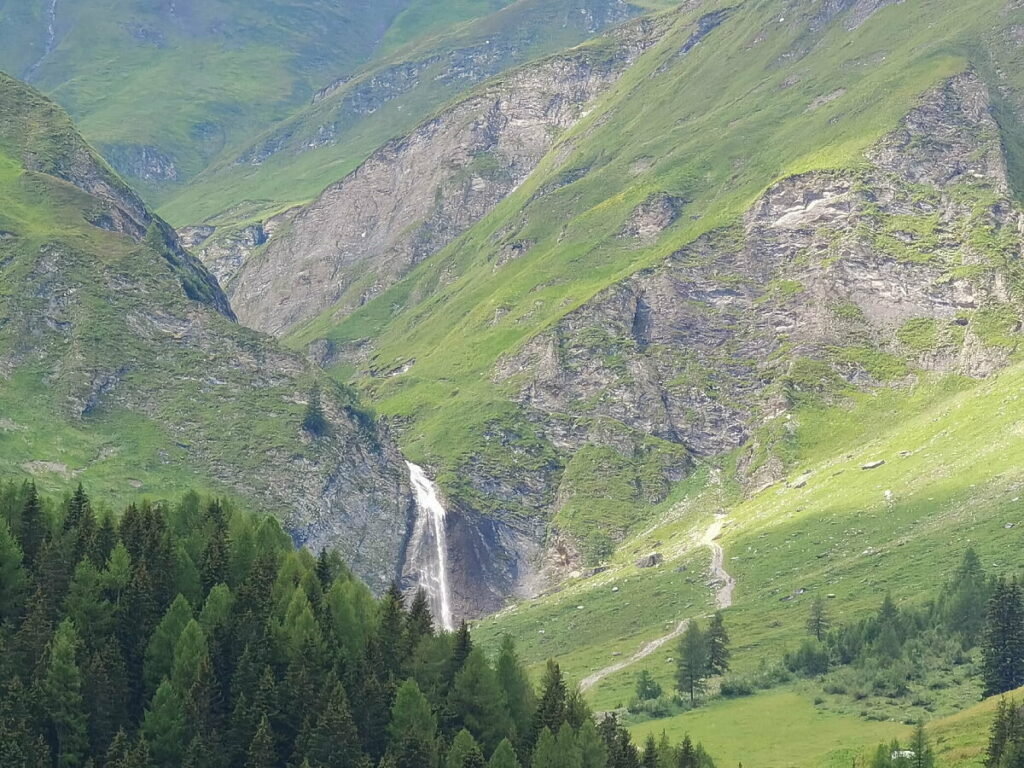 Blick auf den Schleierwasserfall Hintertux von oben