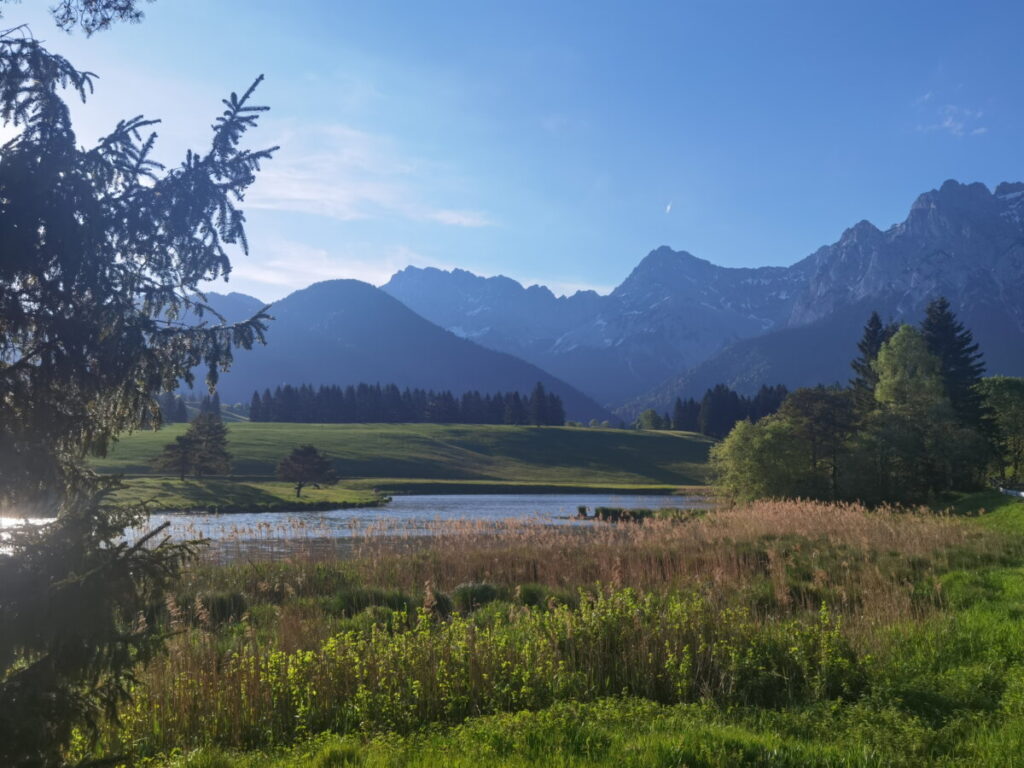 Der Schmalensee mit dem Karwendel im Morgenlicht