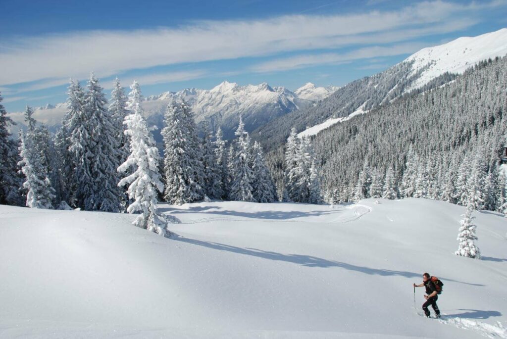 Schneeschuhwandern mit Blick auf die verschneiten Berge im Karwendel