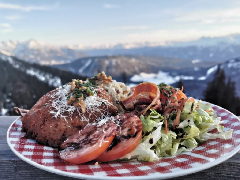 Genieße das gute Essen auf deiner Schneewanderung - oft mit Ausblick wie hier!