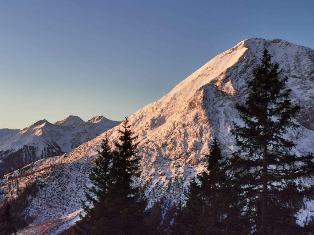 Schneewanderung Tirol - auf der Wettersteinhütte das letzte Sonnenlicht verfolgen!