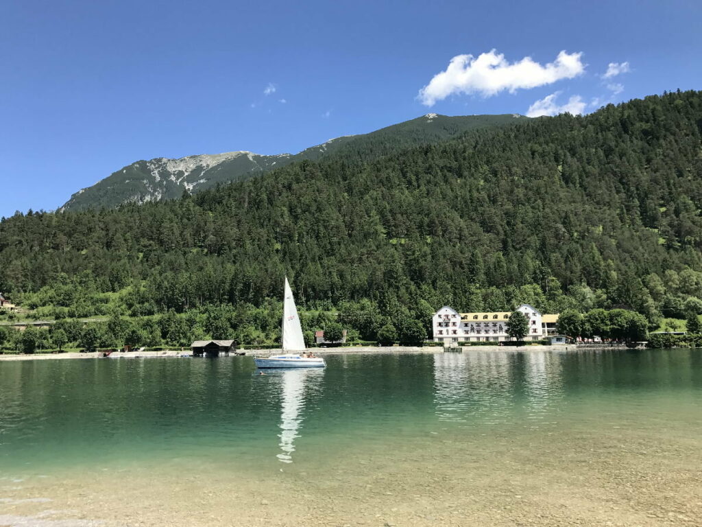 Der Achensee in Achenkirch mit dem ehemaligen Hotel Scholastika