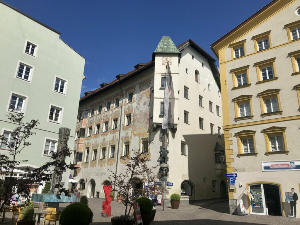 Das Rathaus steht am Eingang in die Fußgängerzone der Schwazer Altstadt