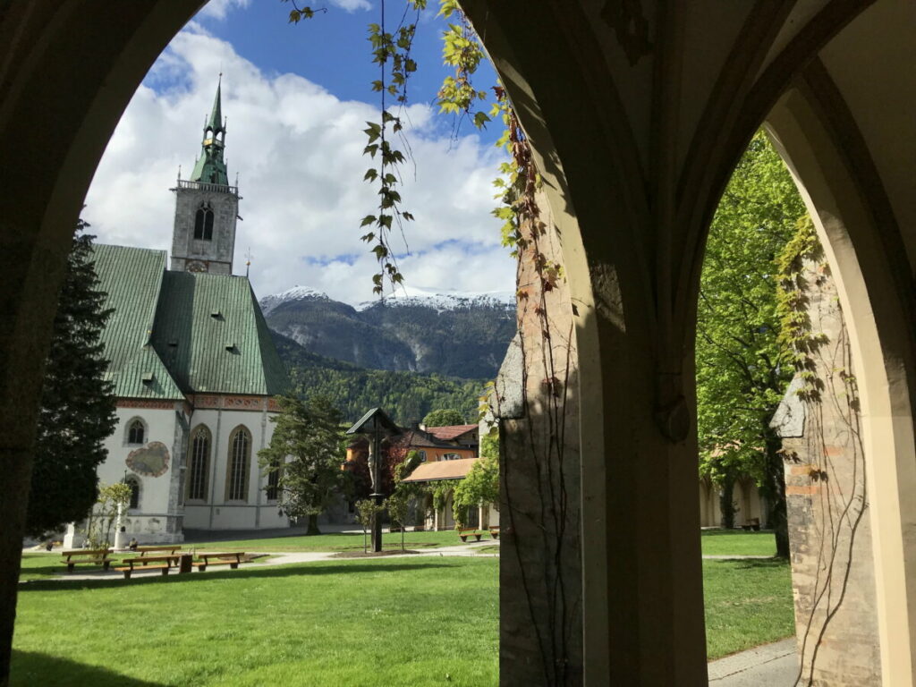 Schwaz Altstadt - Blick auf die Stadtpfarrkirche, dahinter die weißen Berge des Karwendel