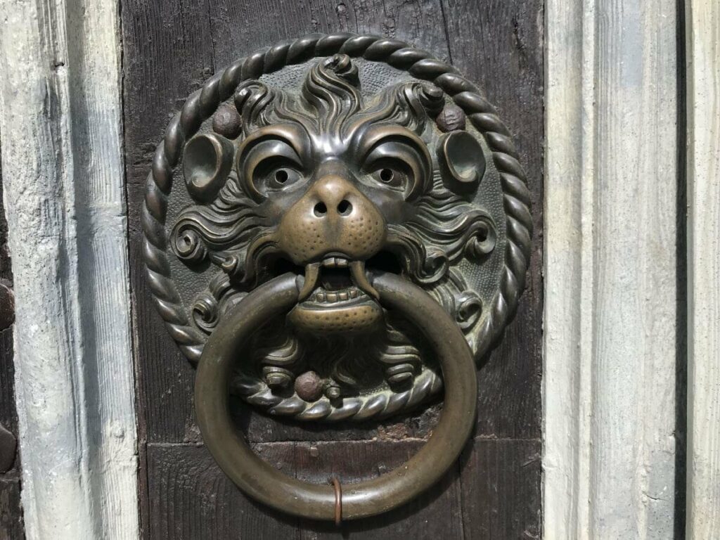 Schwaz Sehenswürdigkeiten - die erhwürdige Türe der Stadtpfarrkirche