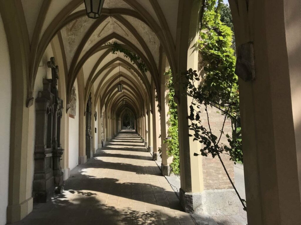 Schwaz Sehenswürdigkeiten - der Kreuzgang bei der Kirche in der Altstadt