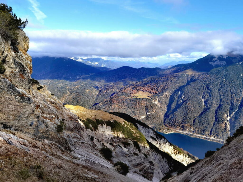 Steil fallen die Flanken unterhalb der Seebergspitze zum Achensee ab