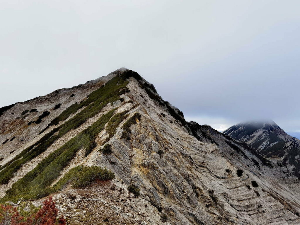 Der Seebergspitze Gipfel ist auf einmal im Nebel - kannst du das Kreuz erkennen?