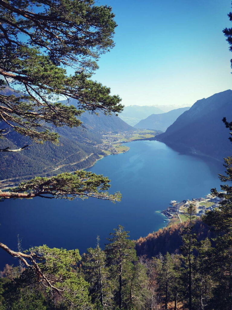  Der Achensee Blick beim Bergwandern auf die Seebergspitze im Karwendel 