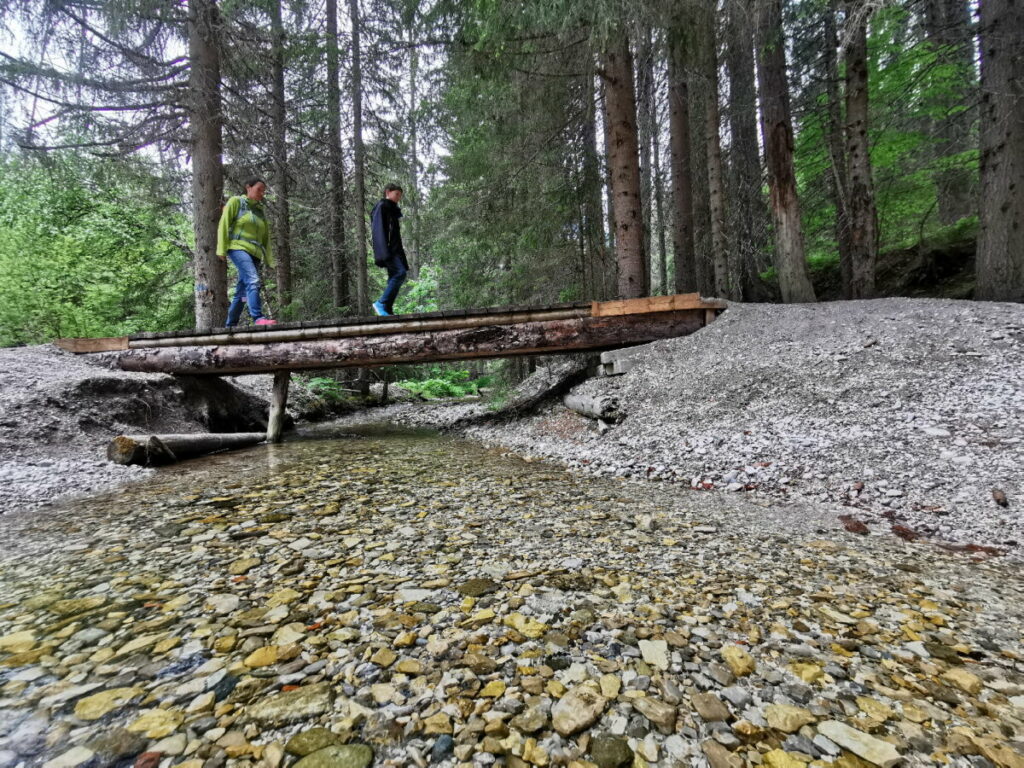 Den kleinen Bach mit dem kristallklaren Wasser queren wir Dank der Brücke