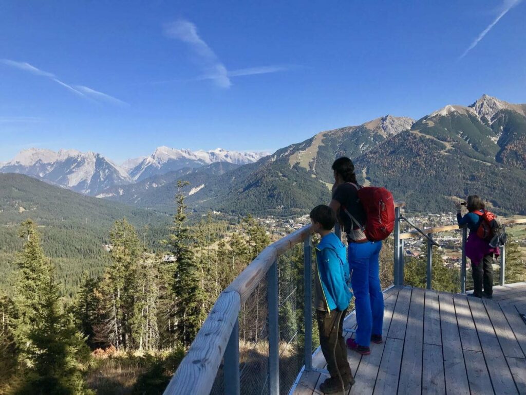 Von Seefeld auf den Brunschkopf wandern - und den Ort von oben sehen, samt Karwendel und Wettersteingebirge