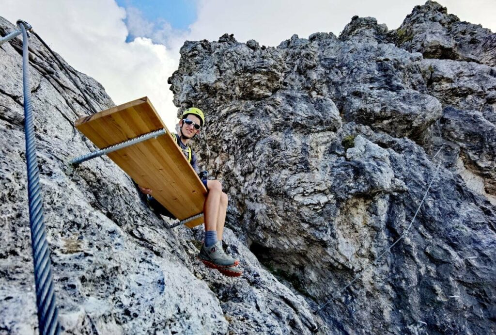 Kurze Pause in luftiger Höhe auf dem Seefelder Klettersteig