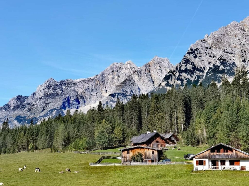 Seefeld Sommer mit urigen Hütten und Almen im Karwendel