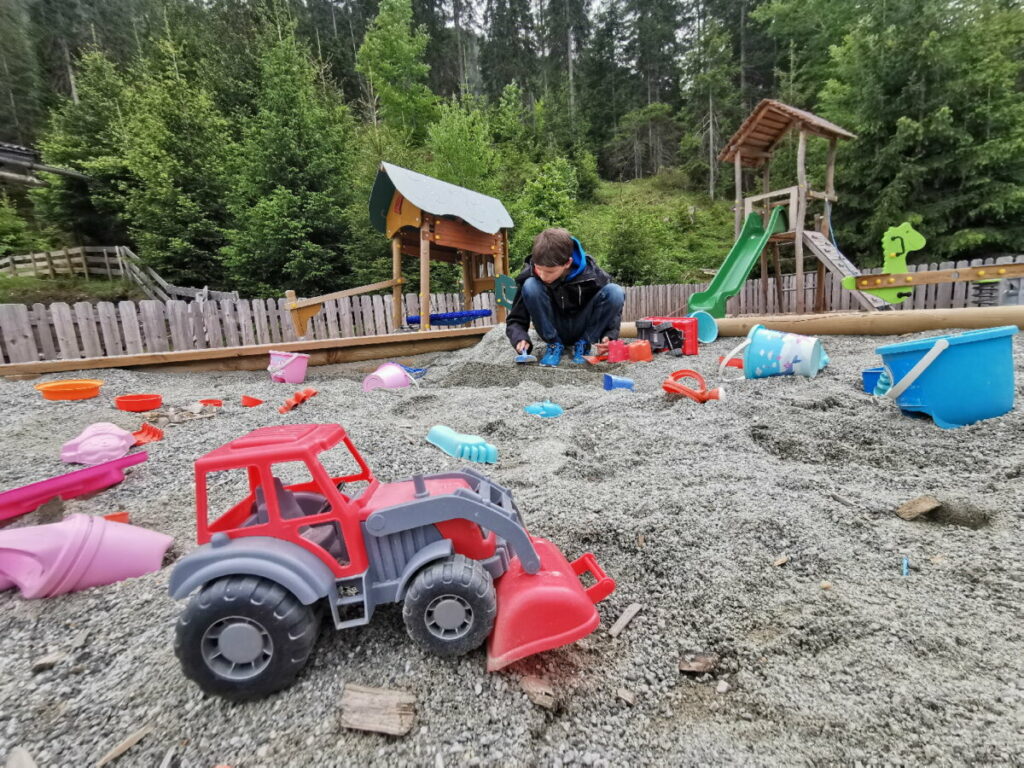 Der große Sandkasten auf der Bodenalm - es sind genügend Sandspielsachen da