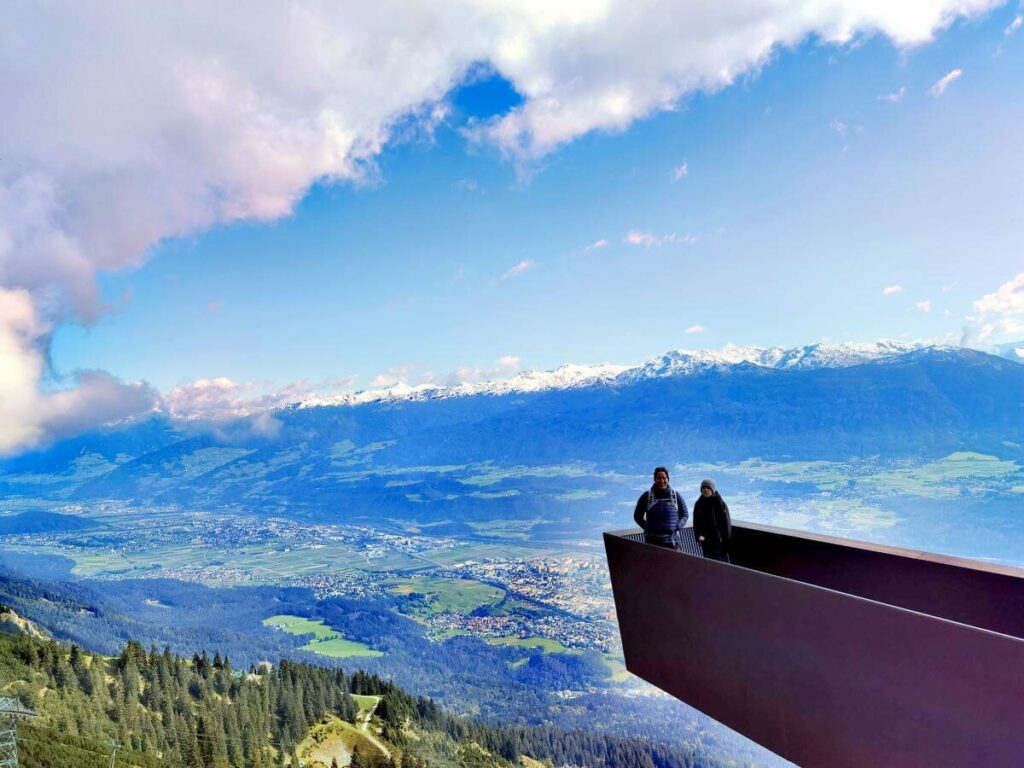 Seegrube Innsbruck Aussichtsplattform mit Blick auf die Tuxer Alpen