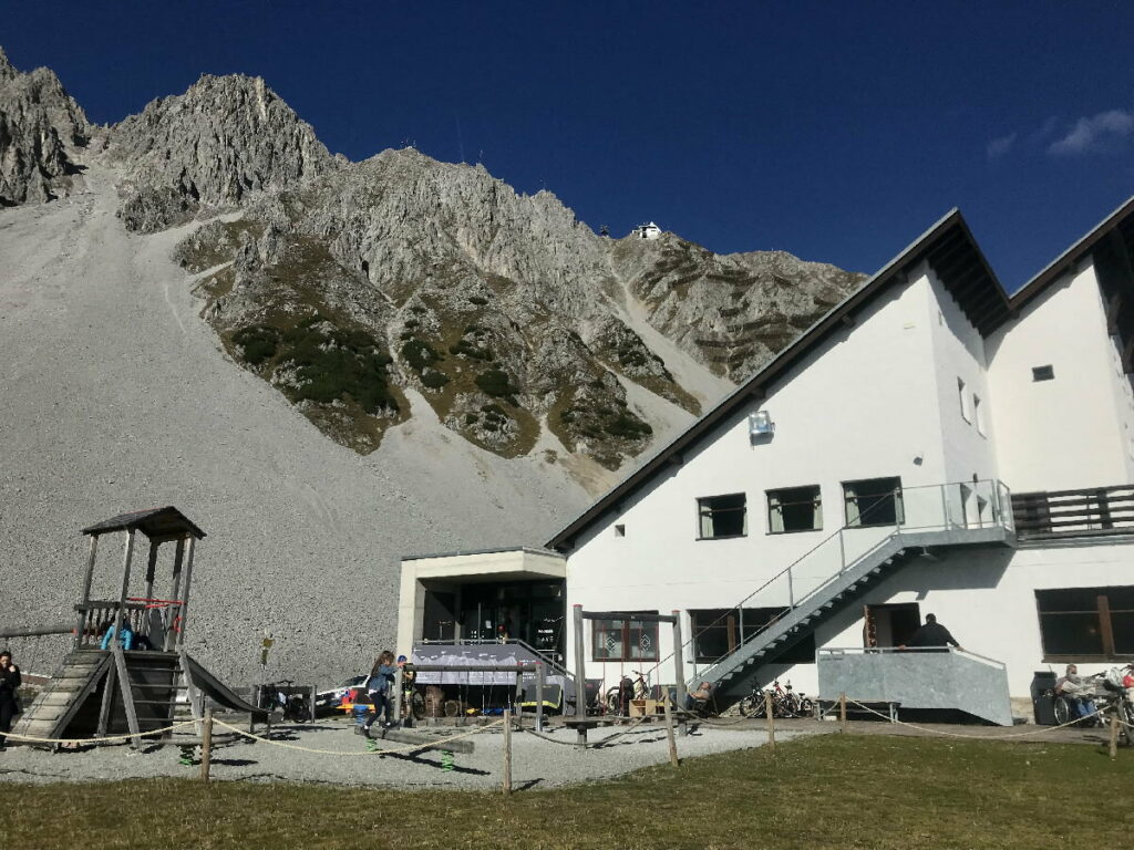 Die Nordkettenbahn bei der Seegrube, rechts oben am Berg siehst du die Station am Hafelekar