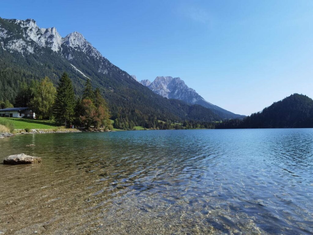 Einer der schönsten Seen in Tirol - der Hintersteiner See mit dem Wilden Kaiser