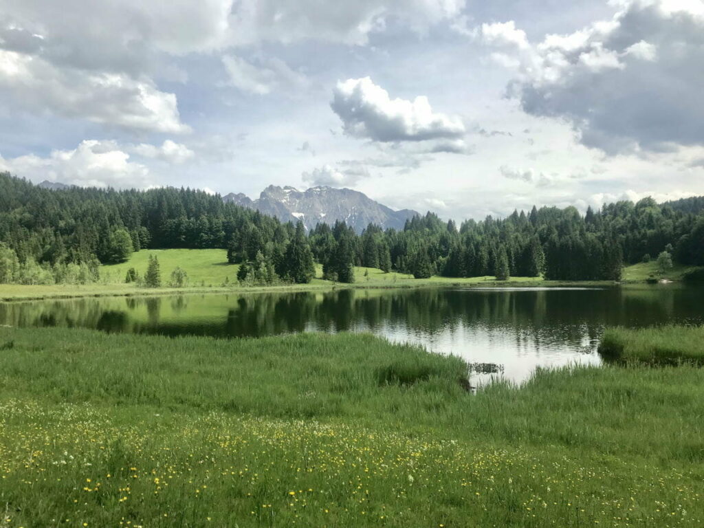 Auf einer Wanderung zu 3 besonderen Seen in Deutschland wandern - die 3-Seen Wanderung in Oberbayern