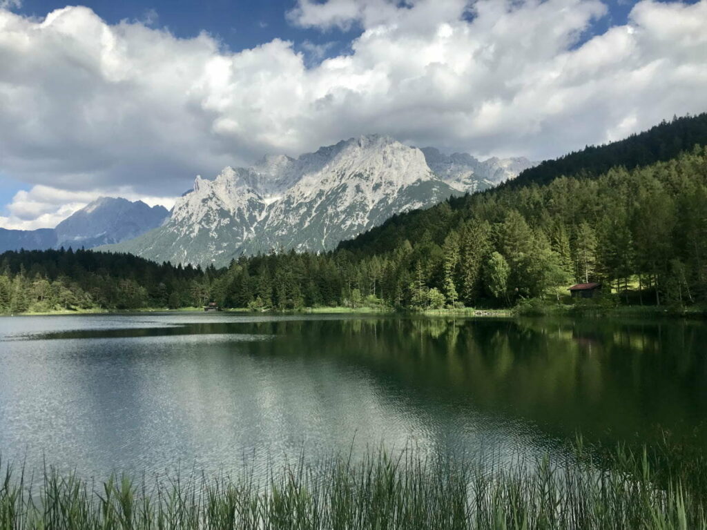 Besonders idyllische Seen in Deutschland - der Lautersee mit dem Karwendel