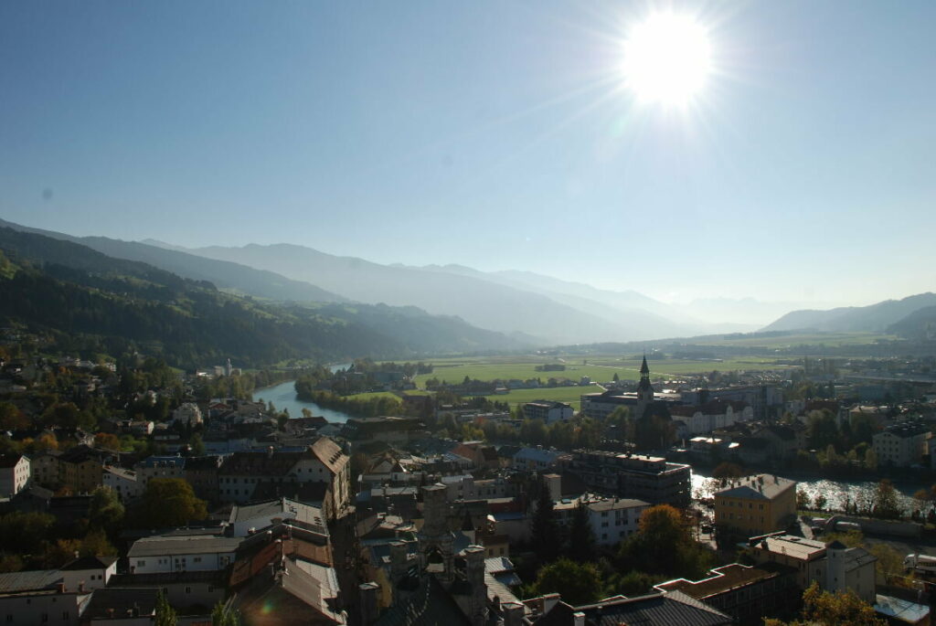 Der Blick über die Sehenswürdigkeiten Schwaz - mit dem Inntal, Richtung Innsbruck