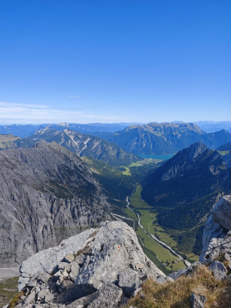 Sonnjoch Ausblick auf das Falzthurntal - hinten der Achensee und das Rofan