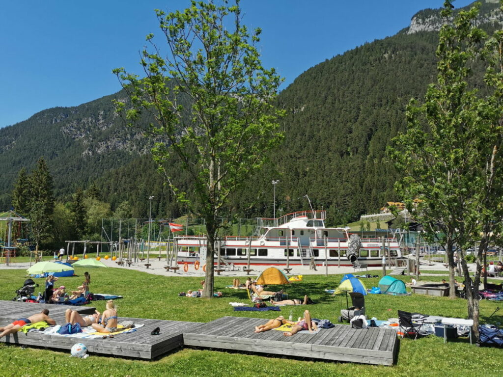 Am Achensee baden - beim Atoll Badestrand mit diesem Spielplatz und der großen Liegewiese