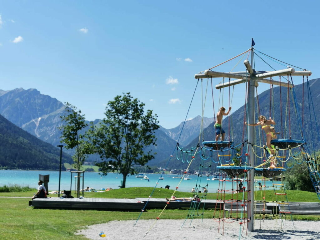 Karwendel mit Kindern an heißen Tagen: Der Spielplatz beim Atoll Achensee