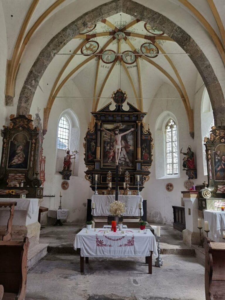 Der Blick in den Altarraum der Kirche St. Magdalena im Halltal