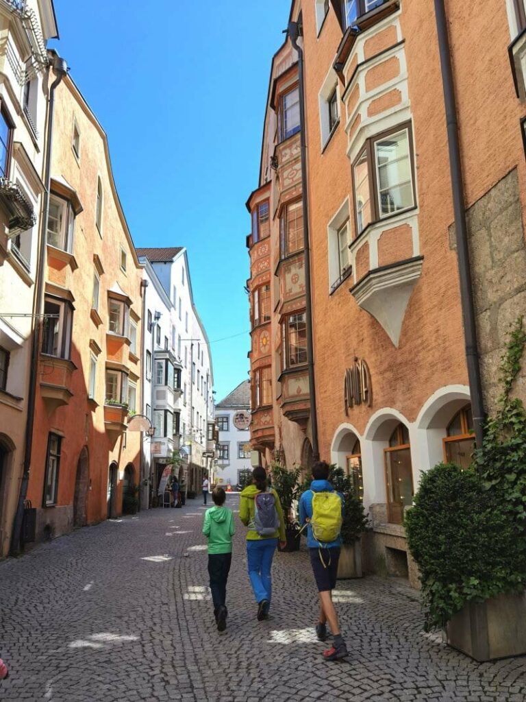 Auf eigene Faust durch diese romantischen Gassen: Stadtführung Hall in Tirol mit dem Rätselheft