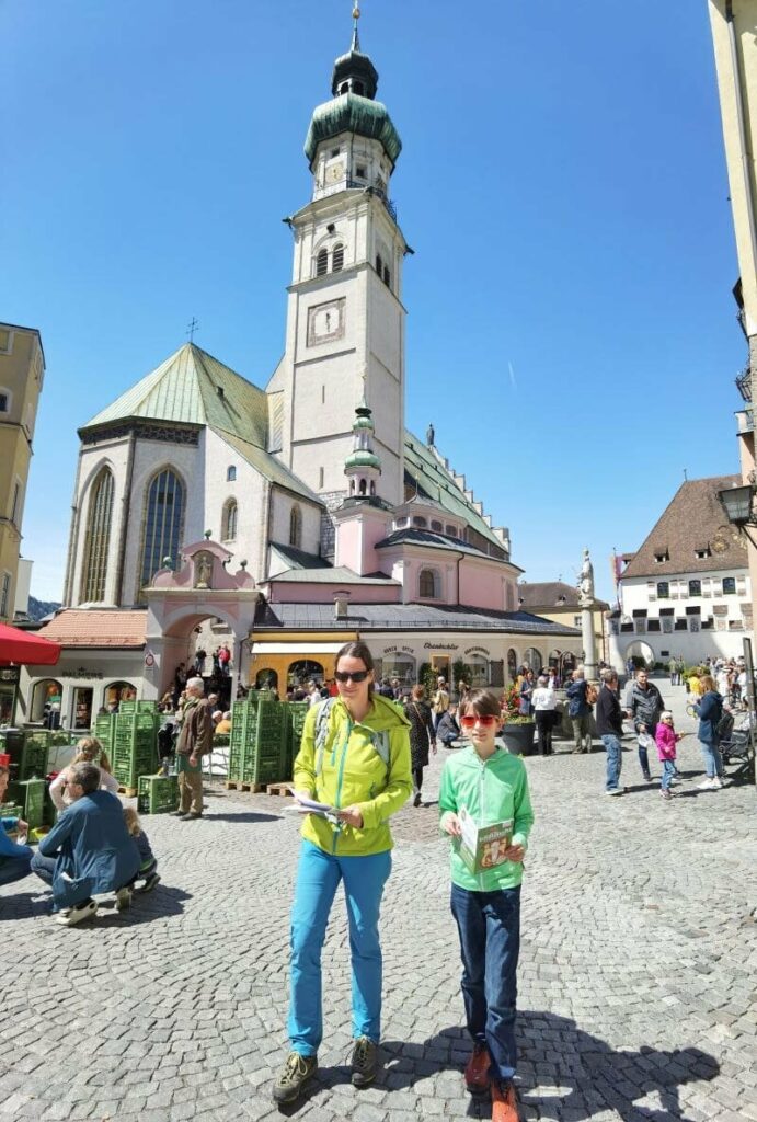 Am oberen Stadtplatz auf unserer Stadtrallye in Hall in Tirol