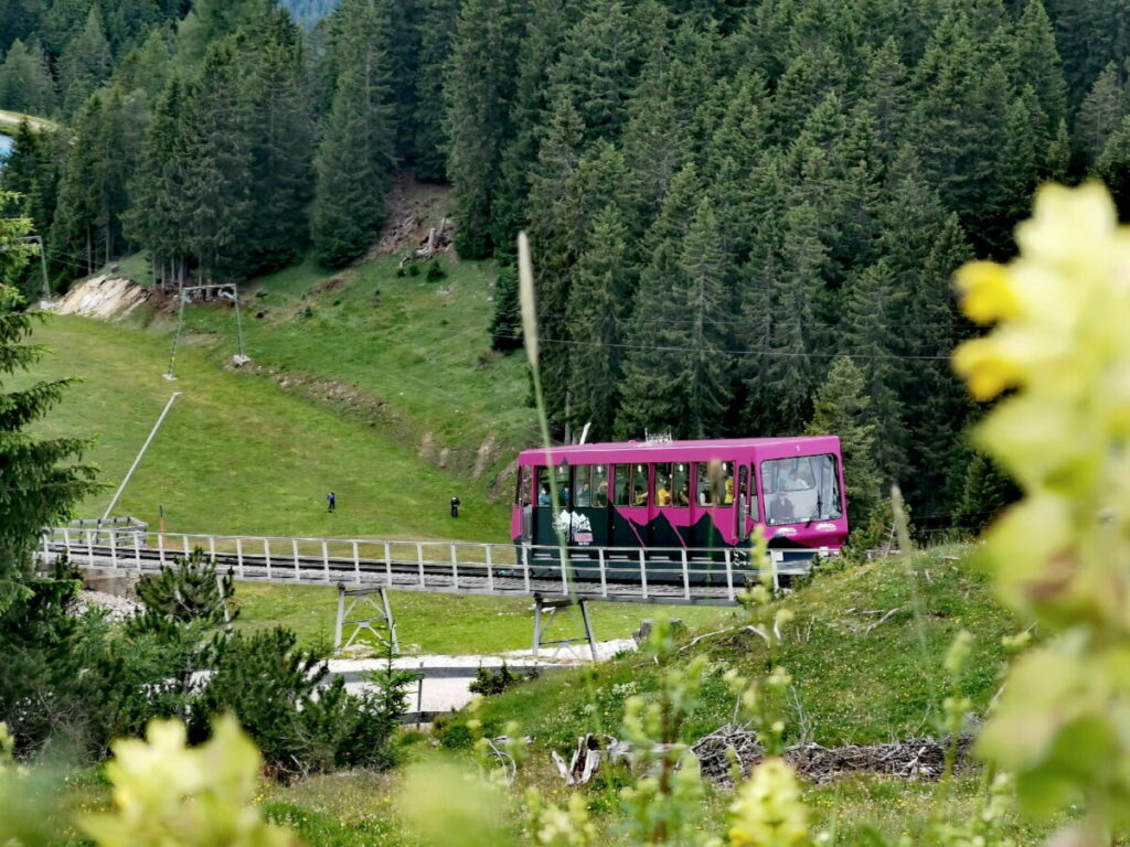 Die Standseilbahn fährt von Seefeld hinauf zur Mittelstation Rosshütte