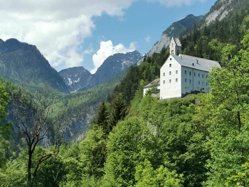 Stans Tirol Sehenswürdigkeiten: Das Kloster St. Georgenberg im Karwendel